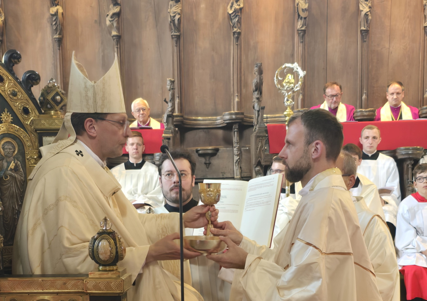 Marco Weis wurde im Bamberger Dom von Erzbischof Herwig Gössl zum Priester geweiht